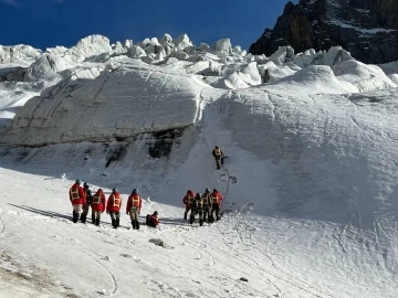 Kırgızistan’daki Pobeda Dağı’na tırmanan 4 dağcı kayboldu
