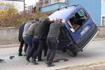 Kırıkkale’de okul servisi ile otomobil çarpıştı: 5’i öğrenci 6 yaralı
