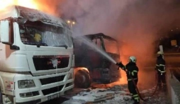 Kırıkkale' de park halindeki 3 TIR yandı