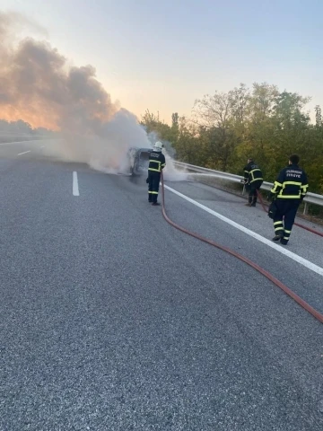 Kırklareli’nde seyir halindeki araç alev alev yandı
