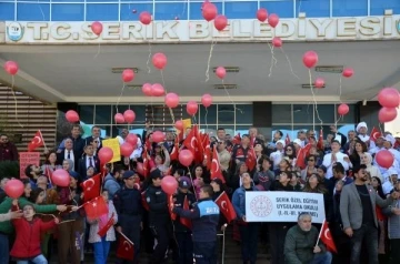 Kırmızı balonlar otizm farkındalığı için havalandı