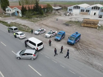 Kırmızı ışık ve hız ihlali yapan sürücüleri jandarma havadan tespit etti
