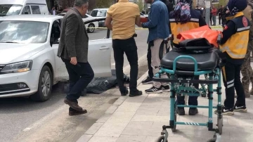 Kırmızı ışıkta beklerken araçta silahlı saldırıya uğradılar: 1 ölü, 1 yaralı
