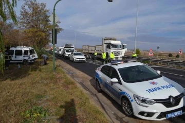 Kırmızı ışıkta beklerken kamyonun çarptığı araç, şarampole uçtu
