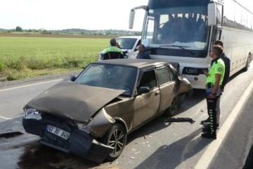 Kırmızı ışıkta bekleyen otomobillere, personel servis otobüsü çarptı: 2 yaralı