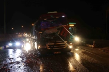 Kırmızı ışıkta duramayan tır, otobüs ve kamyona çarptı: Antalya-Burdur karayolu kısmen kapatıldı
