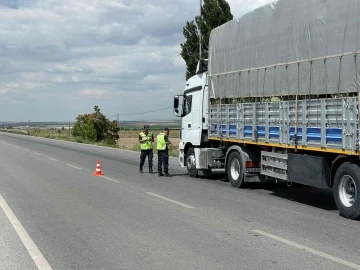 Kırmızı ışıkta geçen sürücüleri jandarma dron ile tespit etti
