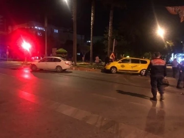 Kırmızı ışıkta geçen ticari taksinin İran uyruklu yolcusu hayatını kaybetti
