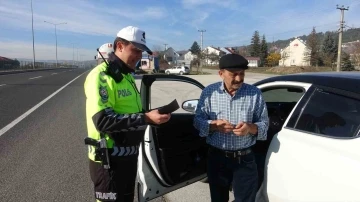 Kırmızı ışıkta geçtiler: “Sizin lambanız geç yandı”
