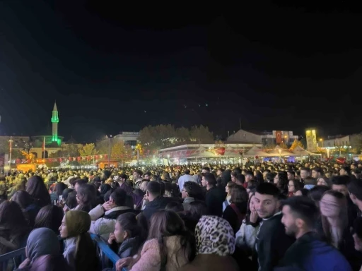 Kırşehir Belediyesi TUSAŞ saldırılarına rağmen Cacabey Meydanında konser düzenledi
