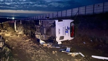 Kırşehir'de Otobüs Devrildi: 15 Yaralı Var