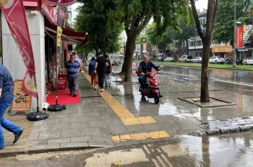 Kısa süreli sağanağa vatandaş hazırlıksız yakalandı
