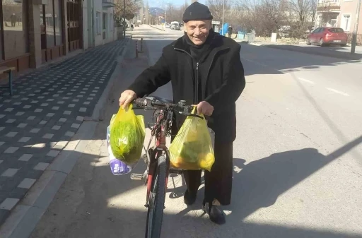 Kışın binemediği bisikleti pazar arabası olarak kullanıyor
