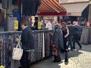 Kışlık kıyafetler tezgâhlarda yerini aldı, alışveriş yoğunluğu başladı
