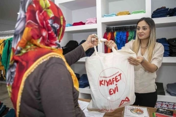 Kıyafet evinin ikinci şubesi Tarsus’ta açıldı
