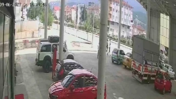 Kız çocuğunun scooter ile merdivenlerden düştüğü anlar kamerada
