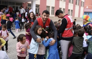 Kızılay öğrencileri ilk okul gününde yalnız bırakmadı
