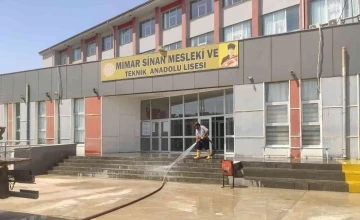 Kızıltepe’de okul bahçeleri temizlendi
