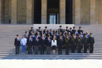 KKTC Büyükelçiliği çalışanları Barış ve Özgürlük Bayramı’nın 48’inci yılında Anıtkabir’de
