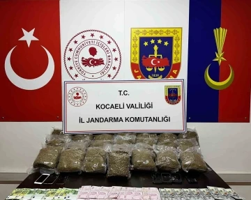 Kocaeli’de 2 araçta 23 kilo bonzai ele geçirildi
