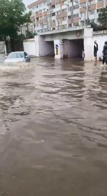 Kocaeli’de sağanak aniden bastırdı, caddelerde su birikintileri oluştu
