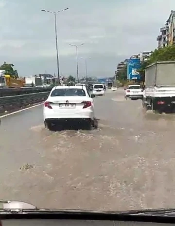Kocaeli’de sağanak yağış sonrası kanallar taştı
