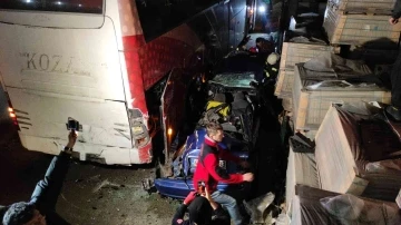 Kocaeli’de seyir halinde tartışan iki otomobil sürücüsü çarpıştı: 1’i ağır 5 yaralı
