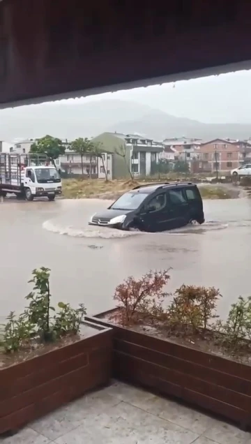 Kocaeli’de yoğun yağış sele döndü
