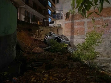 Kocaeli’de yol çöktü, araç inşaat temeline yuvarlandı
