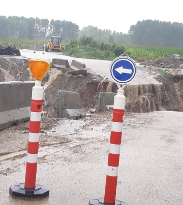 Kocaeli ve Sakarya’yı bağlayan geçici yol ve köprü kalıplarını sel suları götürdü
