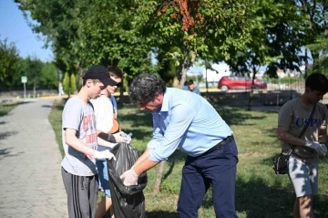 Kocaman’dan gençlerle mıntıka temizliği
