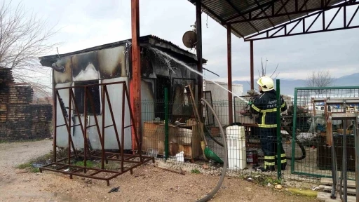 Konteyner büro alev alev yandı
