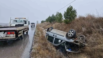 Kontrolden çıkan araç şarampole devrildi: Sürücü burnu bile kanamadan kurtuldu
