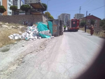 Kontrolden çıkan beton yüklü kamyon devrildi
