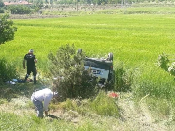 Kontrolden çıkan hafif ticari araç tarlaya uçtu: 1 ölü, 5 yaralı
