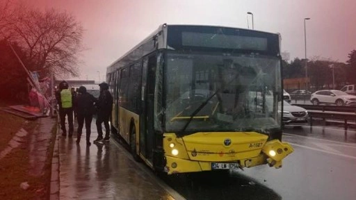 Kontrolden çıkan İETT otobüsü aydınlatma direği ile reklam panosuna çarptı