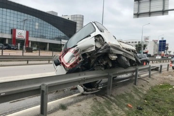 Kontrolden çıkan kamyonet bariyerlere çarparak durabildi