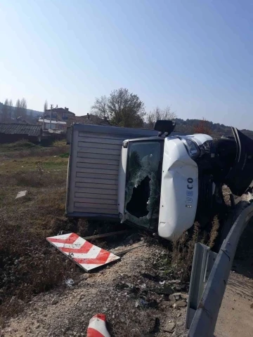 Kontrolden çıkan kamyonet devrildi, sürücüsü yaralandı
