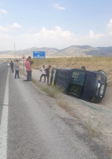 Kontrolden çıkan minibüs devrildi: 3 yaralı
