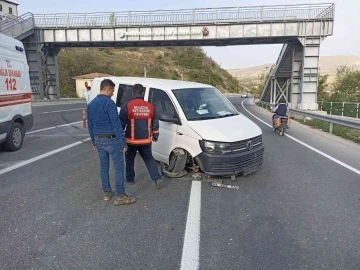 Kontrolden çıkan minibüs kaza yaptı: 2 yaralı
