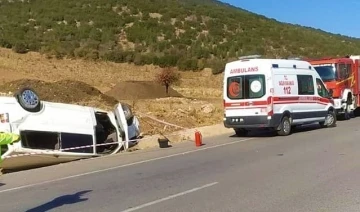 Kontrolden çıkan minibüs takla atıp şarampolde ters yattı: 5 yaralı
