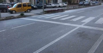 Kontrolden çıkan motosiklet aydınlatma direğine çarptı, ibresi 102 kilometrede takılı kaldı
