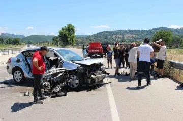 Kontrolden çıkan otomobil bariyerlere çarptı: 1 ölü, 1 yaralı
