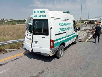 Kontrolden çıkan otomobil cenaze aracına çarptı: 2 yaralı
