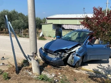 Kontrolden çıkan otomobil elektrik direğine çarptı
