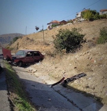 Kontrolden çıkan otomobil kanala düştü, 4 kişilik aile yaralandı
