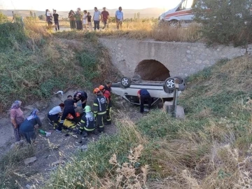 Kontrolden çıkan otomobil su kanalına uçtu: 3 yaralı
