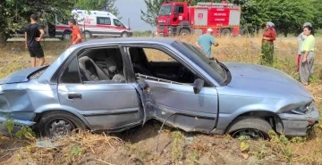 Kontrolden çıkan otomobil tarlaya uçtu: 2 yaralı
