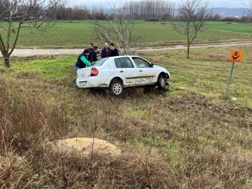 Kontrolden çıkan otomobil yol dışına uçtu: 3 yaralı
