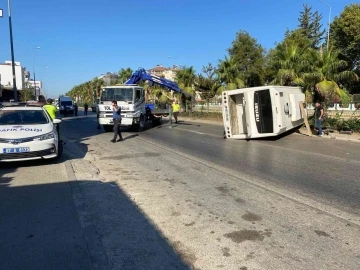 Kontrolden çıkan servis aracı devrildi
